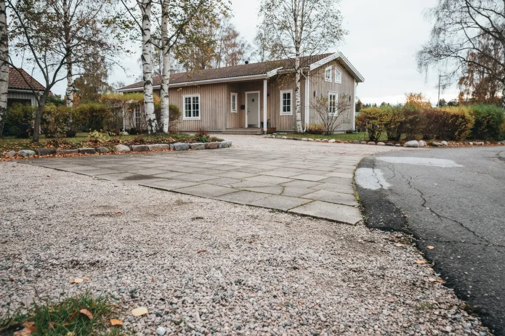 grus marksten eller asfalt p uppfarten s v ljer du r tt yta f r din villa